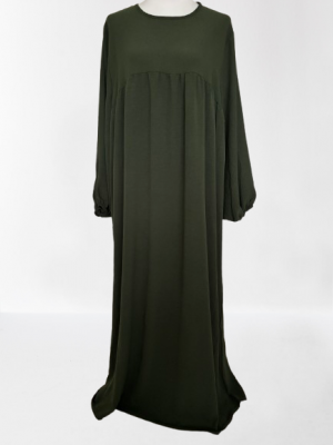 Abaya Jazz kaki à manches bouffantes, élégante et fluide, idéale pour allier pudeur et style. Tissu opaque, coupe ample et confortable, parfaite pour la prière et les occasions spéciales.
