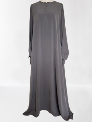 Photo d’une abaya farasha ample en soie de Médine grise, coupe papillon fluide et élégante, présentée sur fond neutre.
